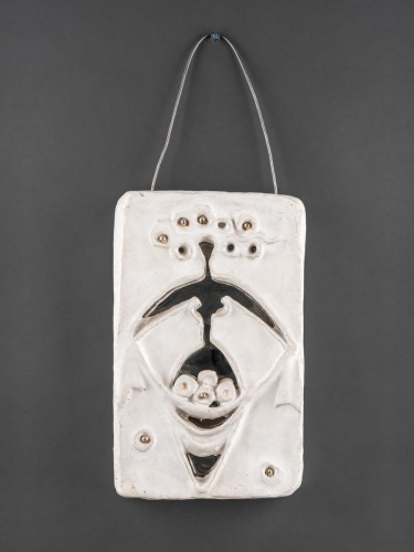 Nő gyümölcsös kosárral